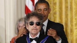 Top Ten Música na América: Bob Dylan não vai a Estocolmo mas aceita prémio Nobel