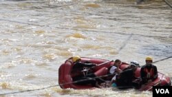 Los bomberos trabajan en el rescate de los habitantes de la ciudad de Franco da Rocha, en medio de las turbulentas aguas.