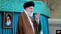 Pemimpin tertinggi Iran, Pemimpin Tertinggi Ayatollah Ali Khamenei melambaikan tangan kepada khalayak dalam sebuah pertemuan di Teheran, 27 Oktober 2024. (Foto: via AP)