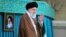 Pemimpin tertinggi Iran, Pemimpin Tertinggi Ayatollah Ali Khamenei melambaikan tangan kepada khalayak dalam sebuah pertemuan di Teheran, 27 Oktober 2024. (Foto: via AP)