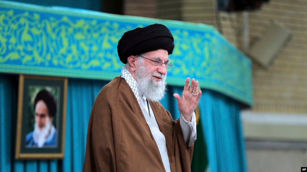 Lãnh tụ tối cao Ayatollah Ali Khamenei của Iran, đã cân nhắc trong những bình luận đầu tiên của mình về cuộc tấn công ngày 27/10/2024 của Isreal. Ông nói cuộc tấn công này “không nên bị phóng đại hay hạ thấp”, và ông không kêu gọi phản ứng quân sự ngay
.