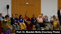 Prof. Dr. Musdah Mulia bersama para peserta seminar bertema “Tanggung Jawab Agama Membangun Perdamaian” di Berlin, 18-20 Juni, 2018. (Foto: Prof. Dr. Musdah Mulia)