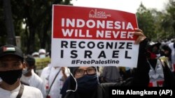 Ribuan warga Muslim melakukan unjuk rasa menentang serangan militer Israel atas Jalur Gaza, dalam aksi di Jakarta 21 Mei 2021. (Foto: AP /Dita Alangkara)