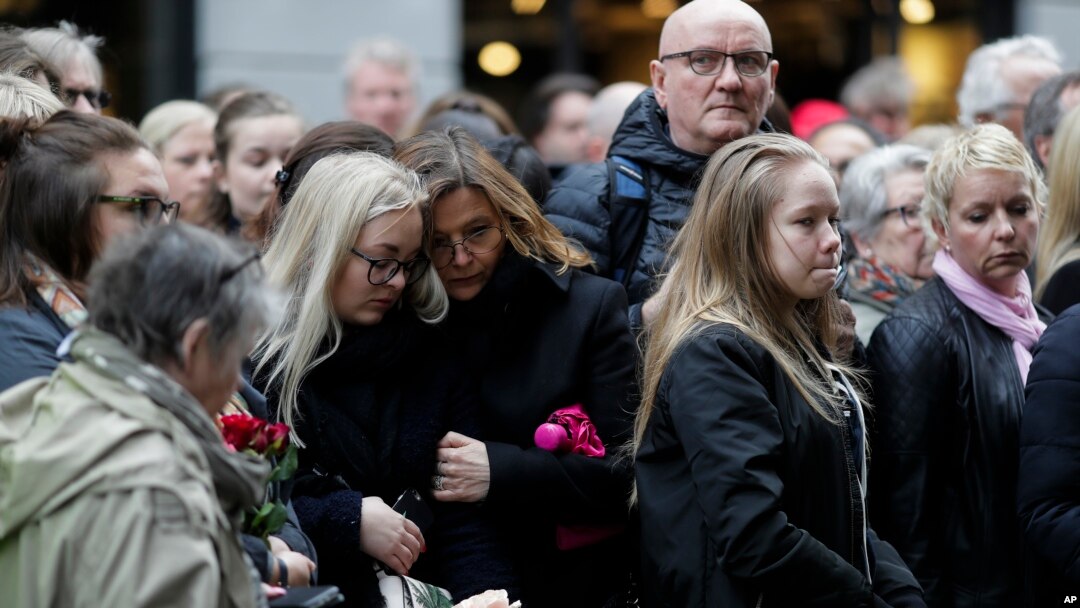 Orang-orang mengheningkan cipta dekat toserba Ahlens di Stockholm, Swedia tanggal 10 April 2017 untuk menghormati empat korban yang tewas dan 15 korban cedera lainnya dalam sebuah serangan truk yang fatal (foto: AP Photo/Markus Schreiber)