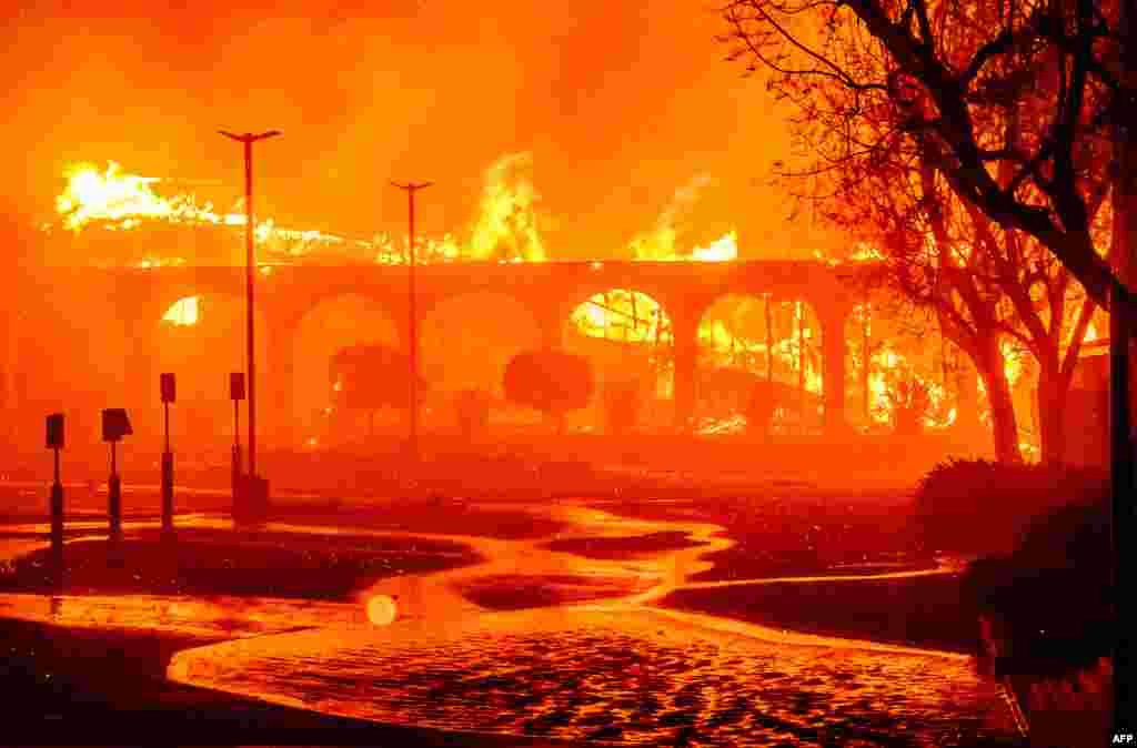 El Templo y Centro Judío de Pasadena arde durante el incendio de Eaton en Pasadena, California, el 7 de enero de 2025.