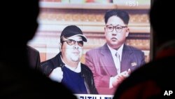 韩国首尔火车站的电视屏幕显示朝鲜领导人金正恩及其长兄金正男（左）的照片（2017年2月14日）