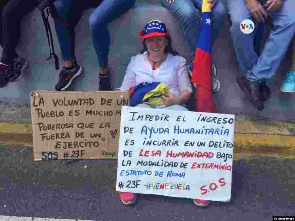 Miles de venezolanos salieron a las calles de Caracas para mostrar apoyo a la entrada de la ayuda humanitaria al país. 