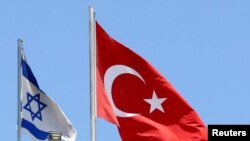 پرچم ترکیه بر فراز سفارت ترکیه در مجاورت پرچم اسرائیل در تل آویو دیده می شود. آرشیو، ۲۶ ژوئن ۲۰۱۶