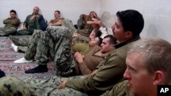 Los 10 marineros estadounidenses detenidos en Irán pasaron casi 15 horas bajo custodia iraní en la isla Farsi.