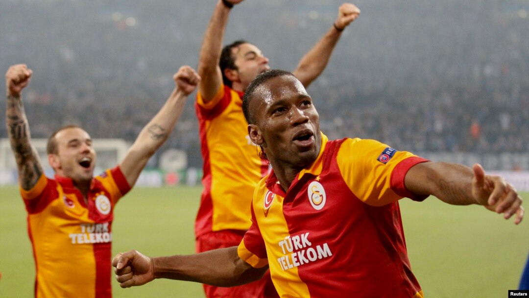 Didier Drogba dan dua rekannya dari klub Galatasaray merayakan kemenangan dalam pertandingan di Liga Champions Maret lalu (foto: dok). 