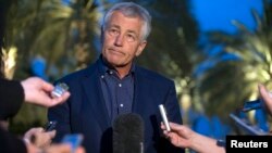 El secretario de Defensa, Chuck Hagel, habla con los reporteros sobre las armas químicas de Siria en Abu Dhabi.