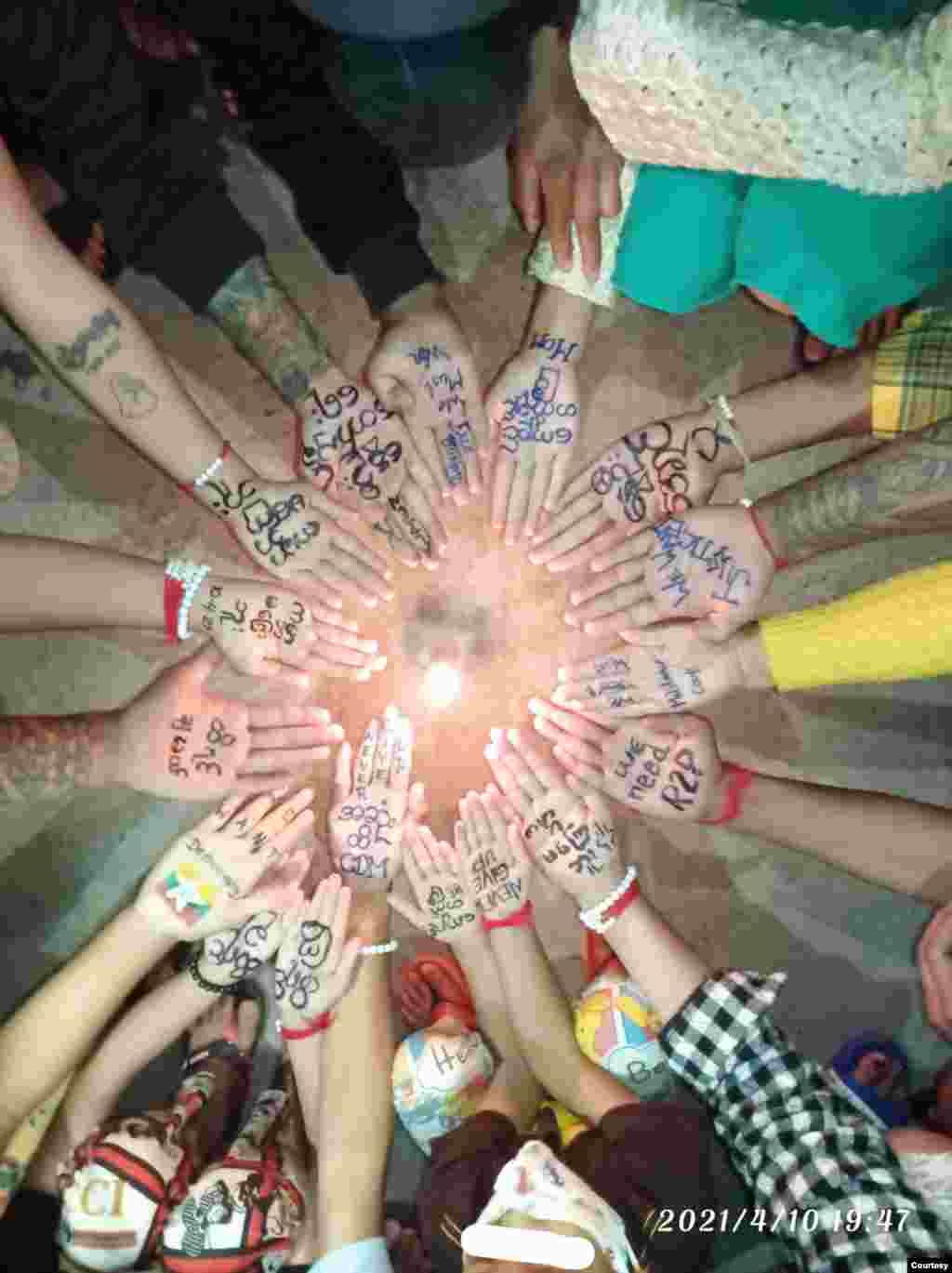 တောင်ကြီးမြို့မှာ ပြုလုပ်ခဲ့တဲ့ စစ်အာဏာရှင်ဆန့်ကျင်ရေး လက်ဝါးသပိတ်။