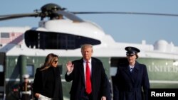 El presidente de los Estados Unidos, Donald Trump, y la primera dama Melania Trump se preparan para abordar el Air Force One cuando parten de Washington hacia la India desde la Base Conjunta Andrews en Maryland, EE.UU.