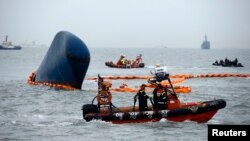 7일 한국 진도 해상에서 침몰 여객선 '세월호' 수색 작업이 계속됐지만, 악천후로 어려움을 겪었다.