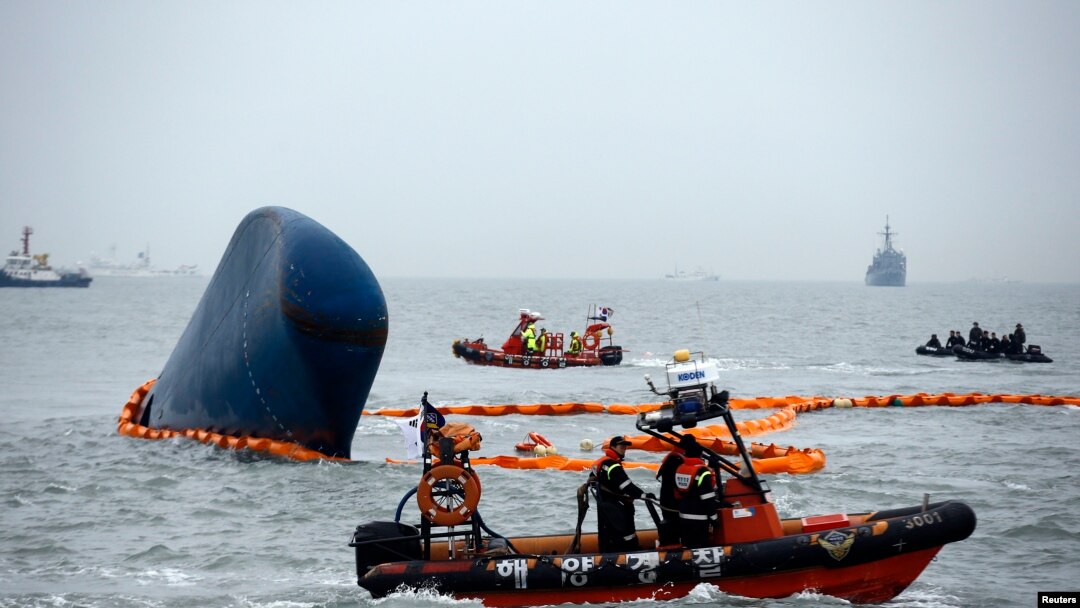 Kapal-kapal penyelamat Korea Selatan melakukan pencarian para penumpang kapal ferry "Sewol" yang tenggelam di laut Jindo, Kamis (17/4).