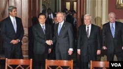 El senador Harry Reid estrecha su mano al presidente Hu Jintao, acompañado por los senadores John Kerry, a la izquierda en la foto, y Richard Lugar y John McCain.