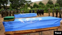 Cérémonies d’hommages rendus aux soldats de l’ONU tués dans un attentat, à Bamako, Mali, 18 décembre 2013