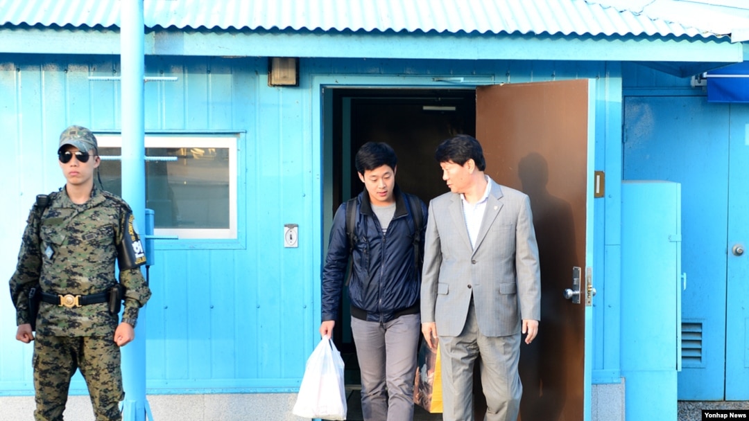 지난달 5일 북한에 억류되었던 한국 국적 미 유학생 주원문 씨가 판문점을 통해 돌아오고 있다. (자료사진)