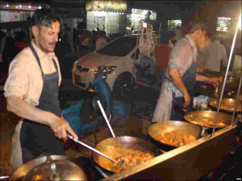 برنس روڈ کی فوڈ اسٹریٹ کو دیسی و ثقافتی کھانوں کا اہم مرکز سمجھاجاتاہے 