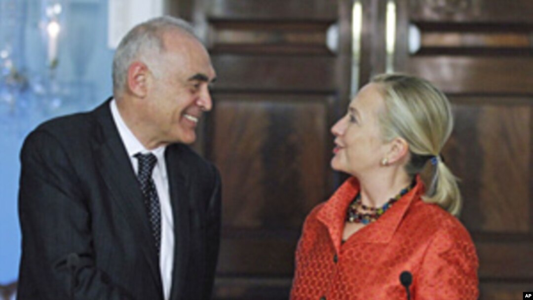 Secretary of State Hillary Rodham Clinton (r) and Egyptian Foreign Affairs Minister Mohamed Kamel Amr at the State Department in Washington, Sept. 28, 2011