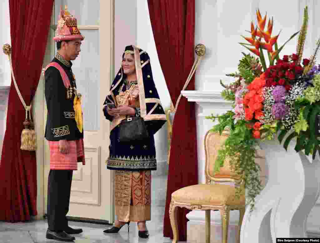 Presiden Joko Widodo dan Ibu Negara Iriana bersiap memperingati Ulang Tahun ke-73 Republik Indonesia di Istana. Kali ini presiden memilih mengenakan busana tradisional Aceh, sementara Ibu Iriana mengenakan baju tradisional Minangkabau. (Foto: Setpres)