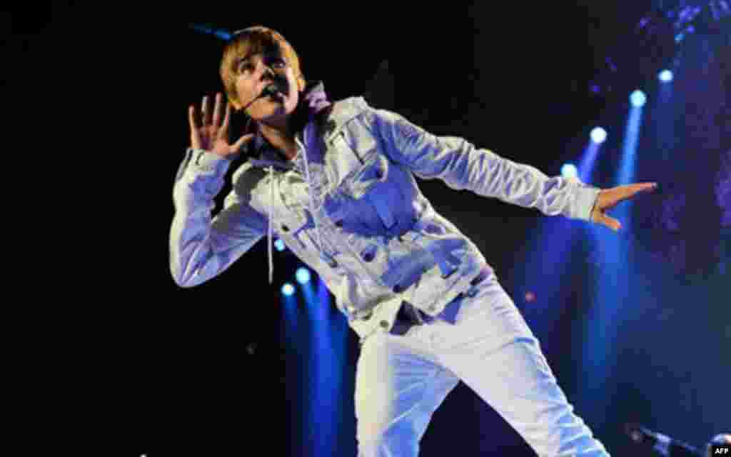 Singer Justin Bieber performs at Madison Square Garden on Tuesday, Aug. 31, 2010 in New York. (AP Photo/Evan Agostini)