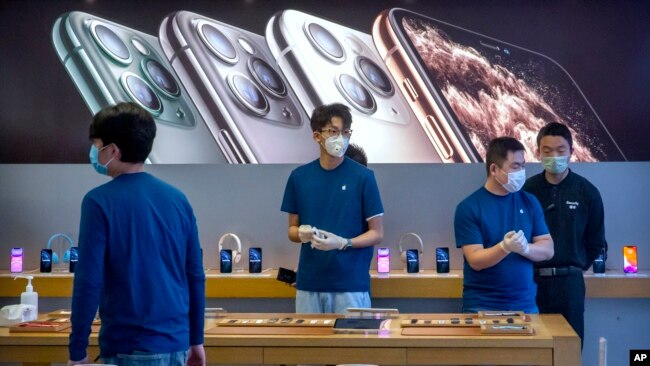 北京的苹果专卖店在重新开门后工作人员都戴着口罩。(2020年2月14日)