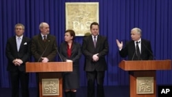 Brother of the late President Lech Kaczynski, Jaroslaw Kaczynski (r), speaks at a news conference in Warsaw, 12 Jan 2011