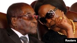 Le président Robert Mugabe et sa femme Grace à Harare, Zimbabwe, le 28 août 2017.