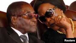 Le président Robert Mugabe et sa femme Grace à Harare, Zimbabwe, le 28 août 2017.