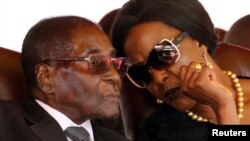 Le président Robert Mugabe et sa femme Grace à Harare, Zimbabwe, le 28 août 2017.