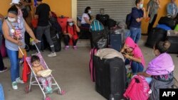 Los nicaragüenses que desean regresar a su país en medio de la pandemia del nuevo coronavirus COVID-19 esperan con su equipaje en la Terminal Nacional de Transporte de la Ciudad de Panamá, el 12 de agosto de 2020.