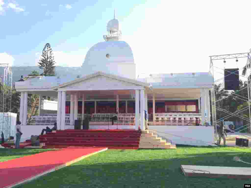 Red carpet is rolled out on the steps of the stand where VIPs will be seated at the inauguration of Jovenel Moise as Haiti's president. (Photo: VOA Creole Service)
