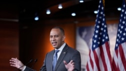 Pemimpin minoritas DPR AS Hakeem Jeffries berbicara kepada wartawan dalam konferensi pers mingguan di Gedung Capitol di Washington, pada 7 Februari 2025. (Foto: AP/J. Scott Applewhite)