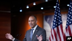 Pemimpin minoritas DPR AS Hakeem Jeffries berbicara kepada wartawan dalam konferensi pers mingguan di Gedung Capitol di Washington, pada 7 Februari 2025. (Foto: AP/J. Scott Applewhite)