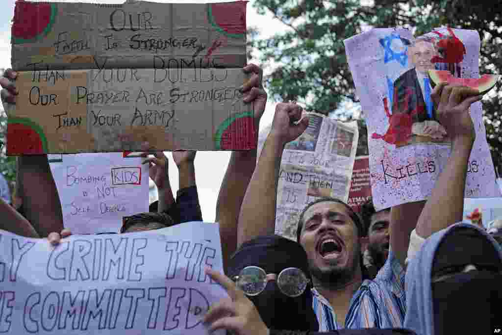 Manifestantes sostienen carteles y gritan consignas durante una protesta a favor de Palestina en Bengaluru, India, el 5 de octubre de 2024.