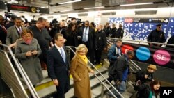 Le gouverneur de l'Etat de New York, Andrew Cuomo (à gauche) entouré d'invités et de journalistes dans la nouvelle station de la 86e rue, qui a été inaugurée samedi soir