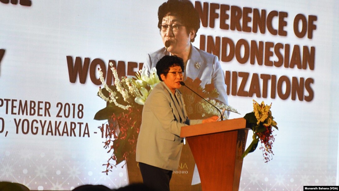 Presiden International Council of Women 2015-2018 asal Korea Selatan,Kim Jung Sook, menyampaikan pandangannya pada pertemuan di Yogyakarta, Kamis, 13 September 2018. (Foto:Munarsih Sahana.VOA).