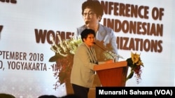 Presiden International Council of Women 2015-2018 asal Korea Selatan,Kim Jung Sook, menyampaikan pandangannya pada pertemuan di Yogyakarta, Kamis, 13 September 2018. (Foto:Munarsih Sahana.VOA).