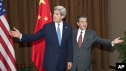 Ngoại trưởng Mỹ John Kerry và Ngoại trưởng Trung Quốc Vương Nghị tại một cuộc họp ở Bắc Kinh. Trung Quốc đã đồng ý thảo luận với các nước ASEAN tại Bắc Kinh vào tháng 9 tới đây về một bộ qui tắc hành xử để tránh xung đột ở Biển Đông.
