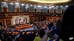 ARCHIVO - Invitados observan desde las galerías al presidente Joe Biden, durante el discurso del Estado de la Nación, el 1 de marzo de 2022, en Washington, EEUU.