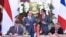 Presiden Joko Widodo dan Presiden Republik Perancis Francois Hollande menyaksikan penandatangan kerjasama Indonesia Perancis di Istana Merdeka, Jakarta, 29 Maret 2017 (Foto: Biro Pers Kepresidenan RI)