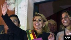 자니네 아녜스 볼리비아 상원 부의장이 12일 수도 라파즈에서 임시 대통령을 선언한 후 시민들을 향해 손을 흔들어 보이고 있다. 