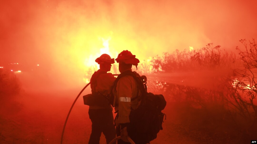 Los bomberos del Departamento de Bomberos de Los Ángeles (LAFD) y otros bomberos responden al Post Fire mientras arde en el Área de Recreación Vehicular Estatal de Hungry Valley en Lebec, California, el 16 de junio de 2024. 