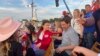 El candidato presidencial republicano, el gobernador de Florida, Ron DeSantis, su esposa, Casey, y sus hijos asisten a un rodeo en Ponca, Oklahoma, el sábado 10 de junio de 2023.