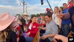 El candidato presidencial republicano, el gobernador de Florida, Ron DeSantis, su esposa, Casey, y sus hijos asisten a un rodeo en Ponca, Oklahoma, el sábado 10 de junio de 2023.