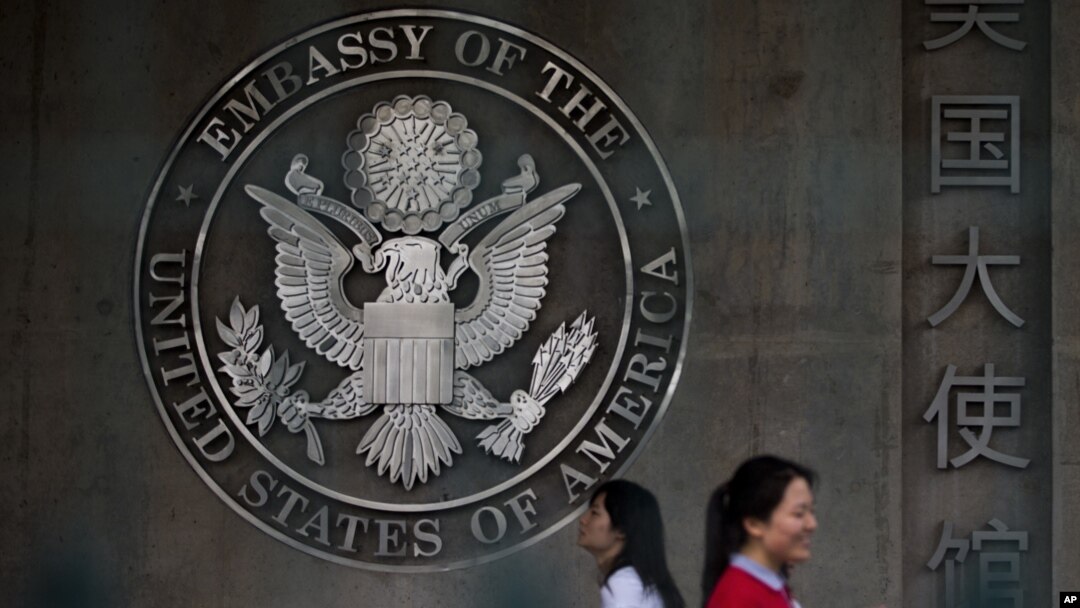 Perempuan China menuju ke bagian aplikasi visa Kedutaan Besar AS di Beijing, Jumat, 31 Mei 2013. (Foto: AP/Andy Wong)