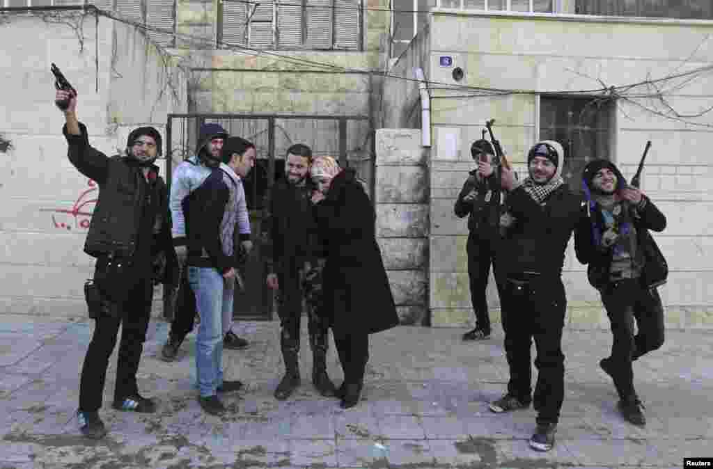 شادی کی خوشی میں دوست ہوائی فائرنگ کر رہے ہیں۔