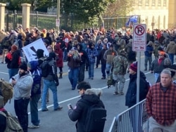 Gun rights supporters are seen at a protest in Richmond, Virginia, Jan. 20, 2020. (Carolyn Presutti/VOA)