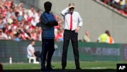 L'entraîneur d’Arsenal, Arsène Wenger, à droite, se tient aux côtés de son homologue de Chelsea, Jose Mourinho, lors du match de football anglais de Community Shield entre Arsenal et Chelsea à Wembley Stadium, Londres, Angleterre, 2 août 2015. 